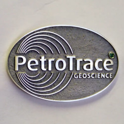 Petro Trace, 30,8х20,5 мм, серебро 925 пробы с патинированием, вставка фианит 1.2 мм зеленого цвета.